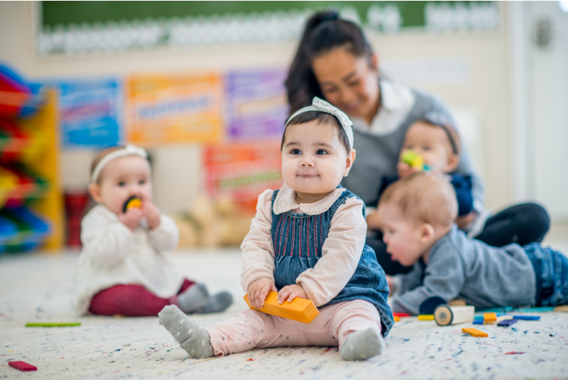 Babies Playing 800x535